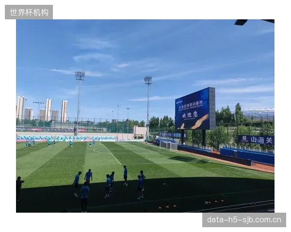 大连英博在第13轮前后遭遇三连败,球队客场作战能力不足问题凸显。 大连英博在第13轮前后遭遇三连败,球队客场作战能力不足问题凸显。